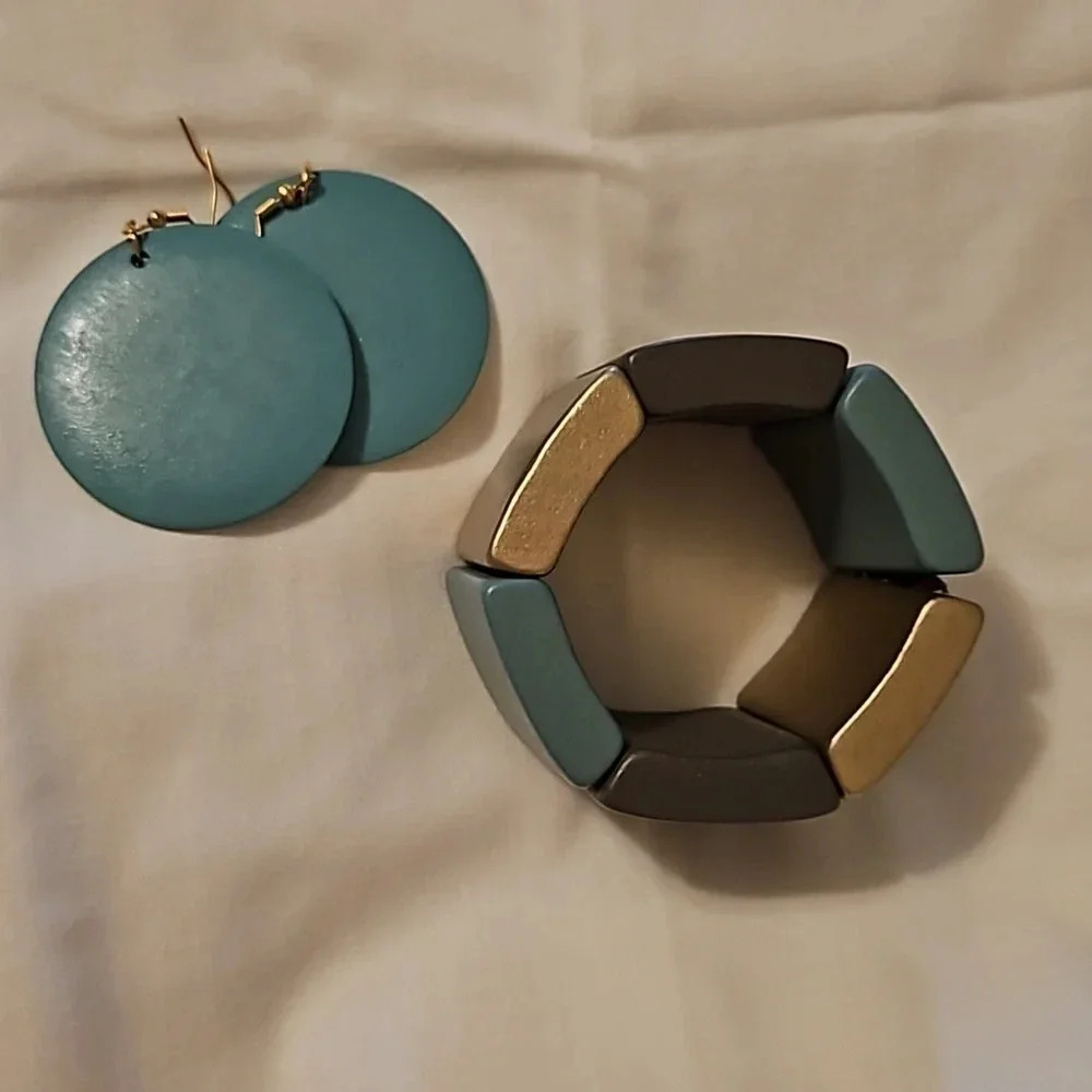 Bracelet and earing set - Picture 2 of 2